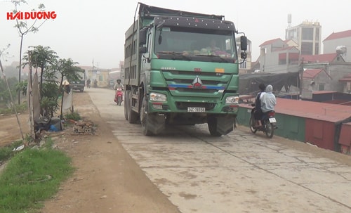 Khó ngăn chặn xe quá tải chạy trên đê